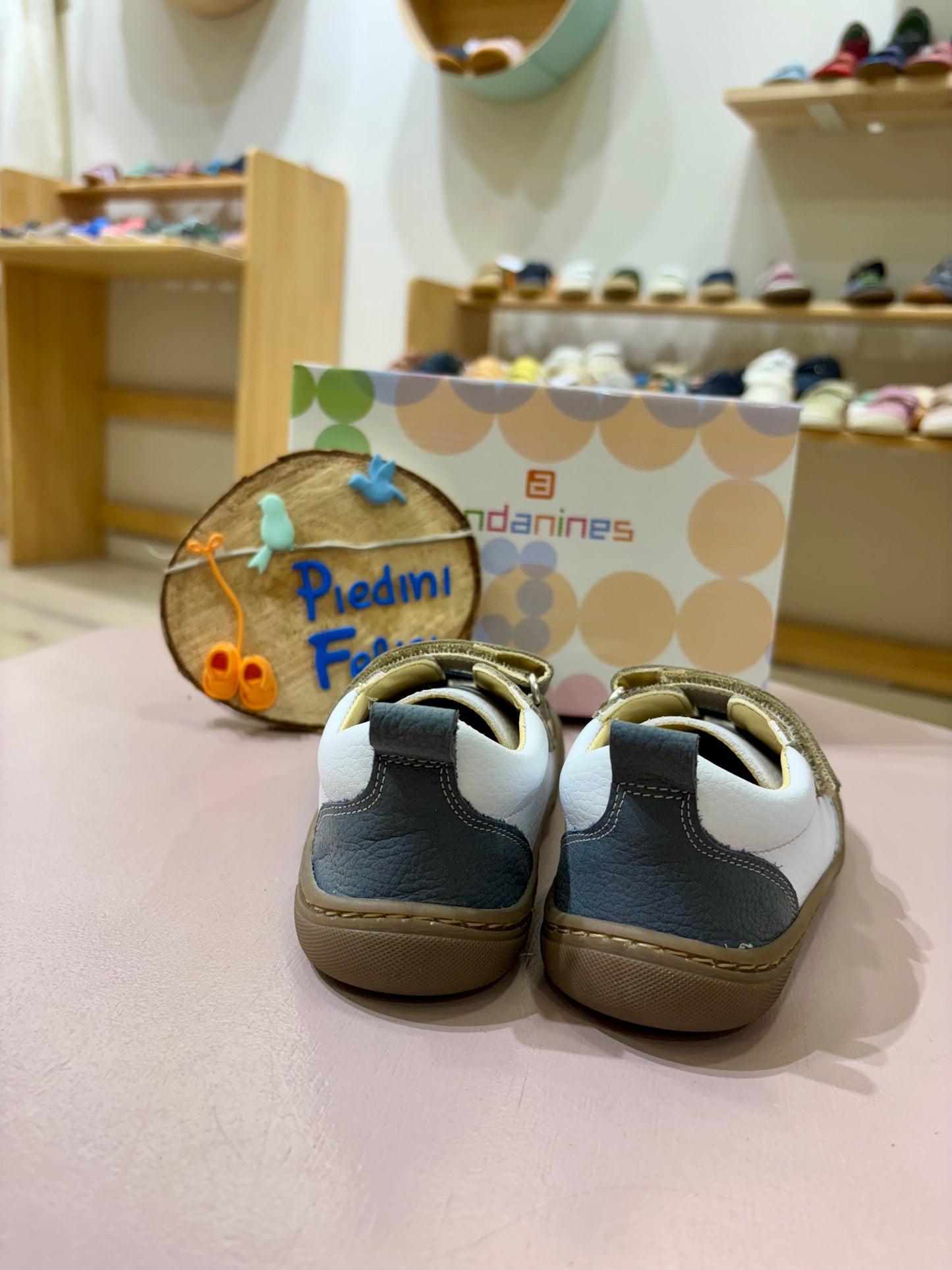 Deportiva nobuk lavable Blanco, taupe y marino. Andanines