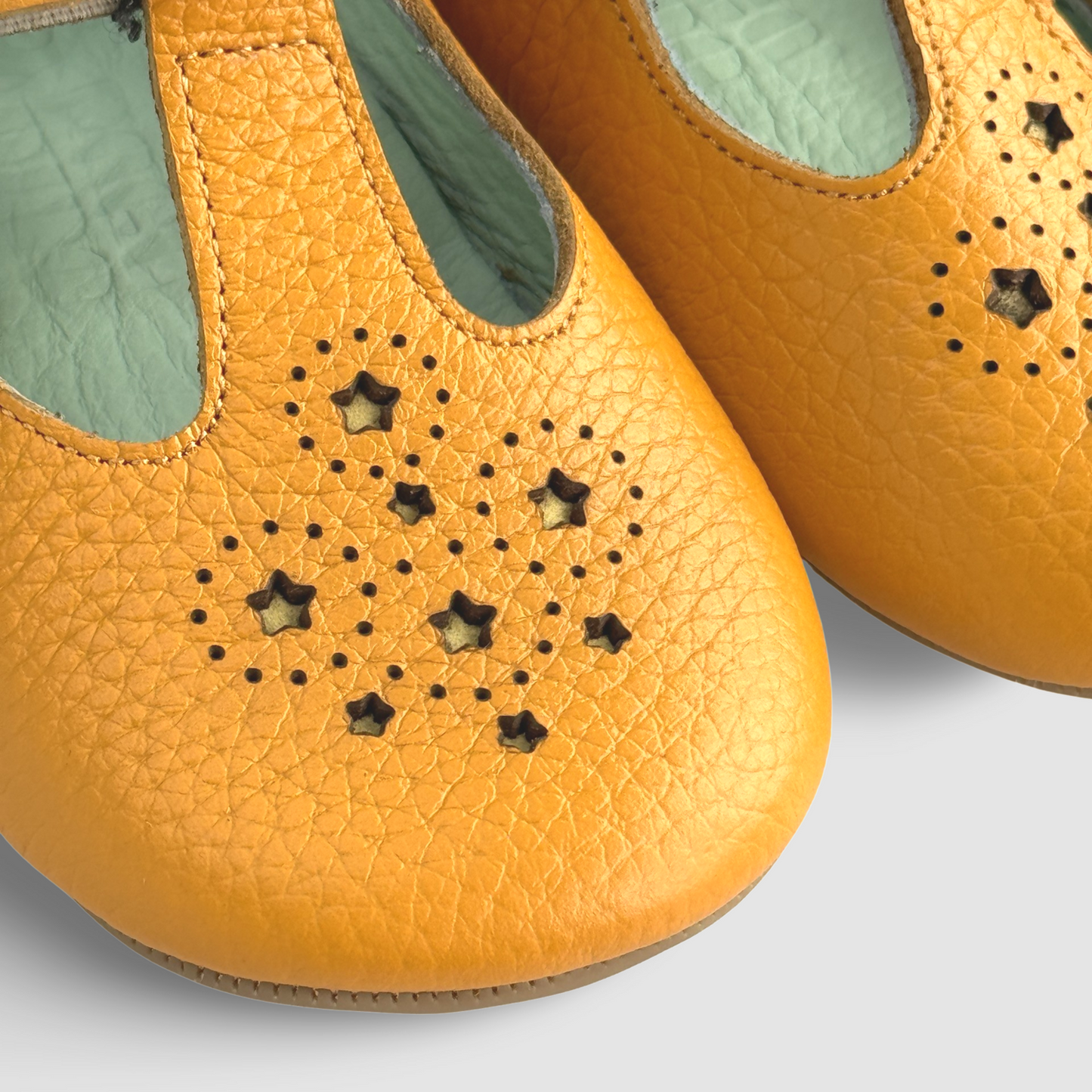MIGHTY SHOES. Mostaza Yellow T BAR