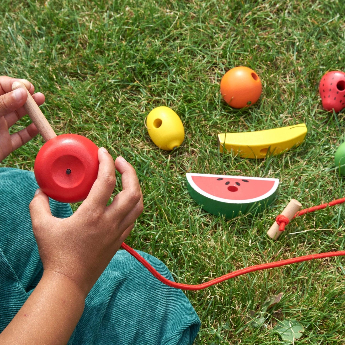 FRUTAS DE CORDONES DE MADERA