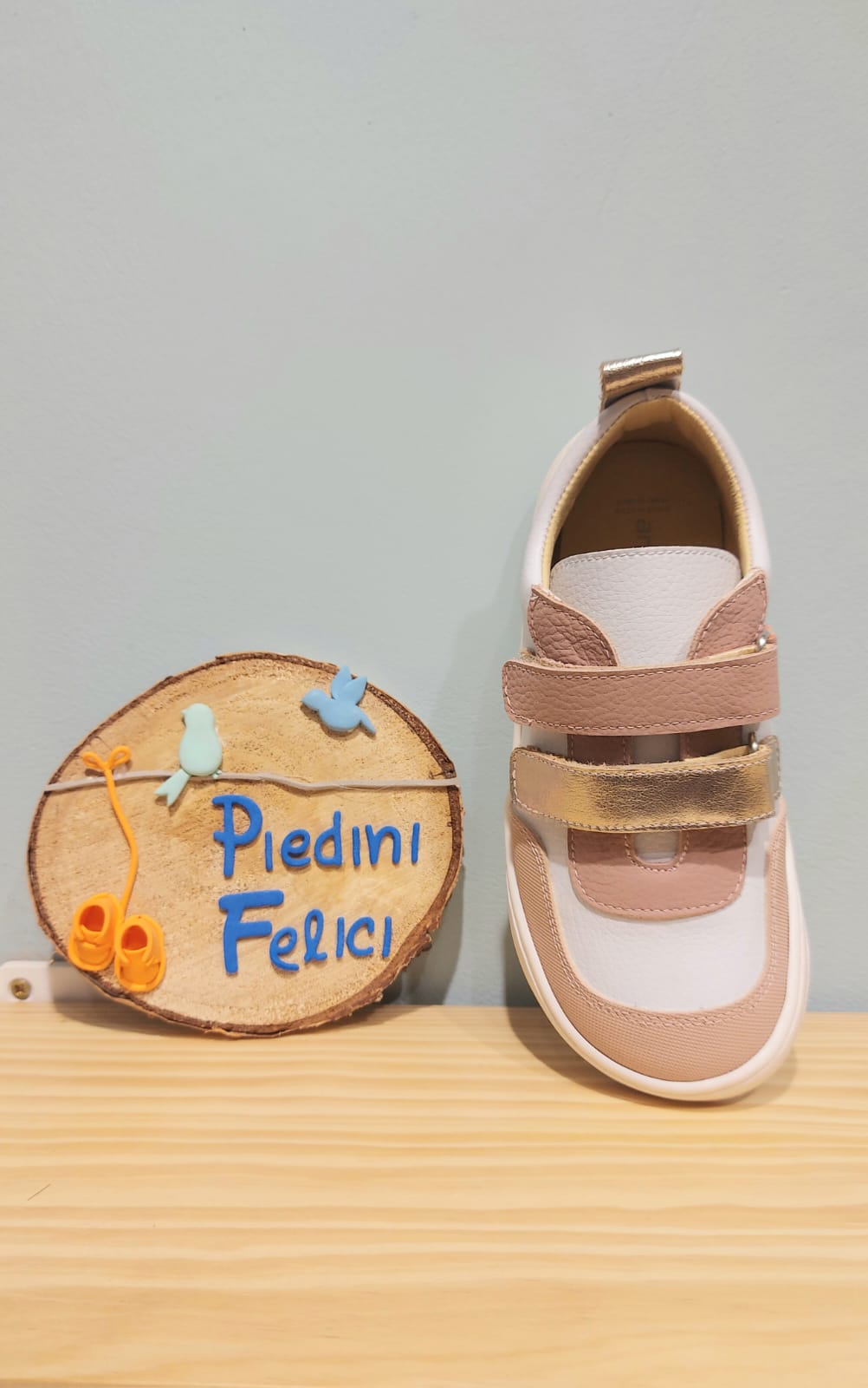 Deportiva nobuk lavable Blanco, taupe y dorado. Andanines