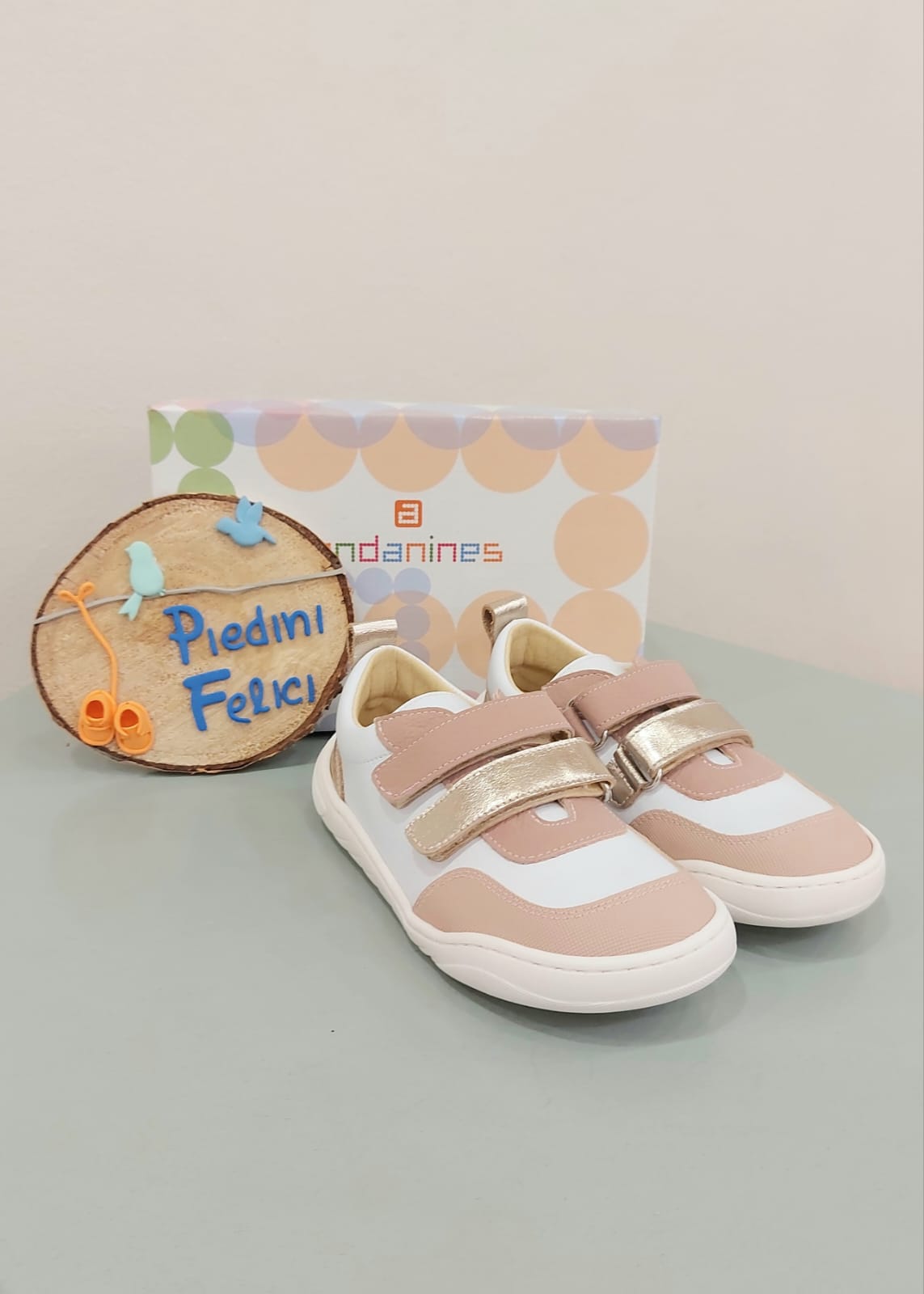 Deportiva nobuk lavable Blanco, taupe y dorado. Andanines