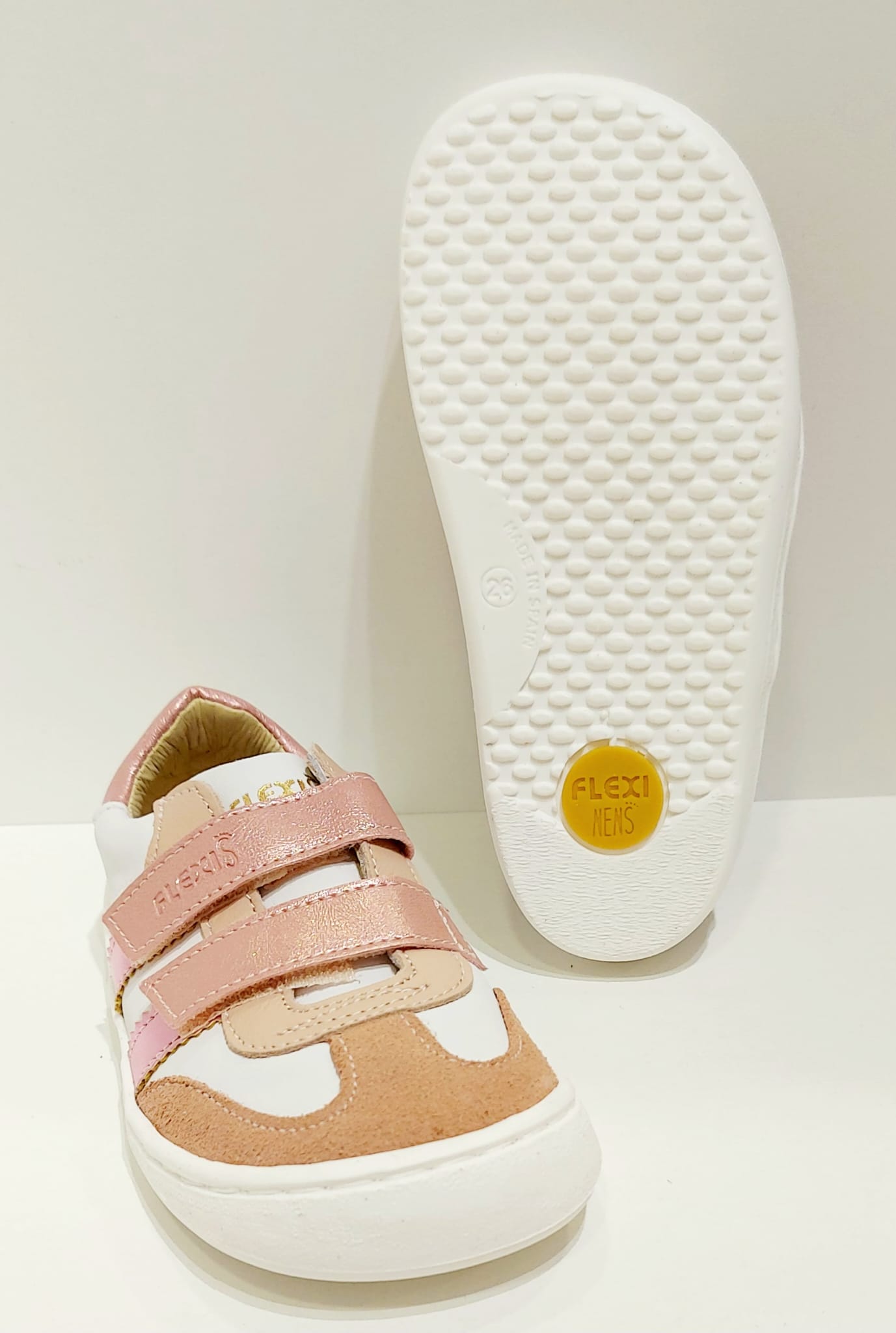 Deportiva serraje blanco y rosa