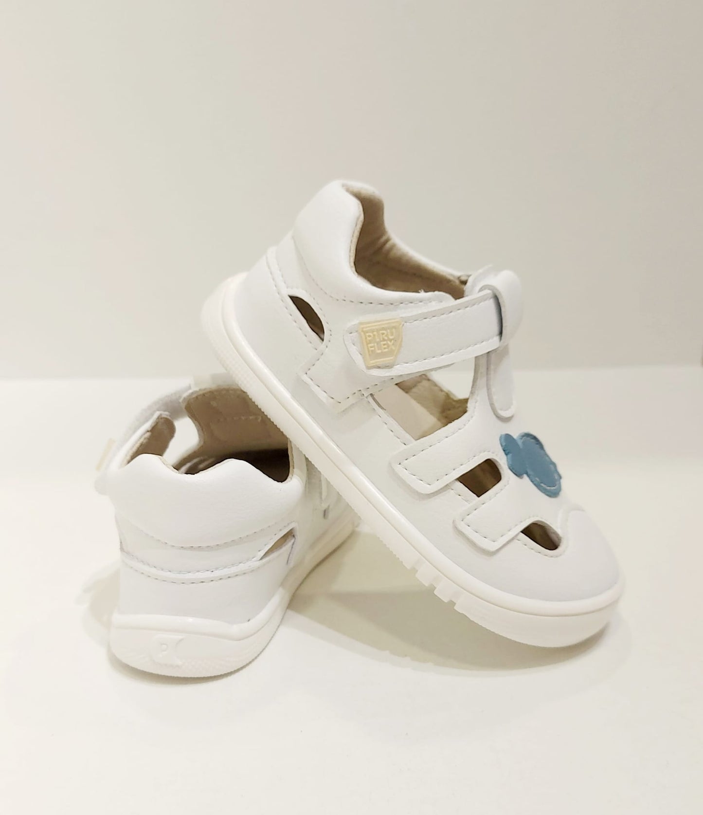 Sandalia Piruflex microfibra blanco y jeans
