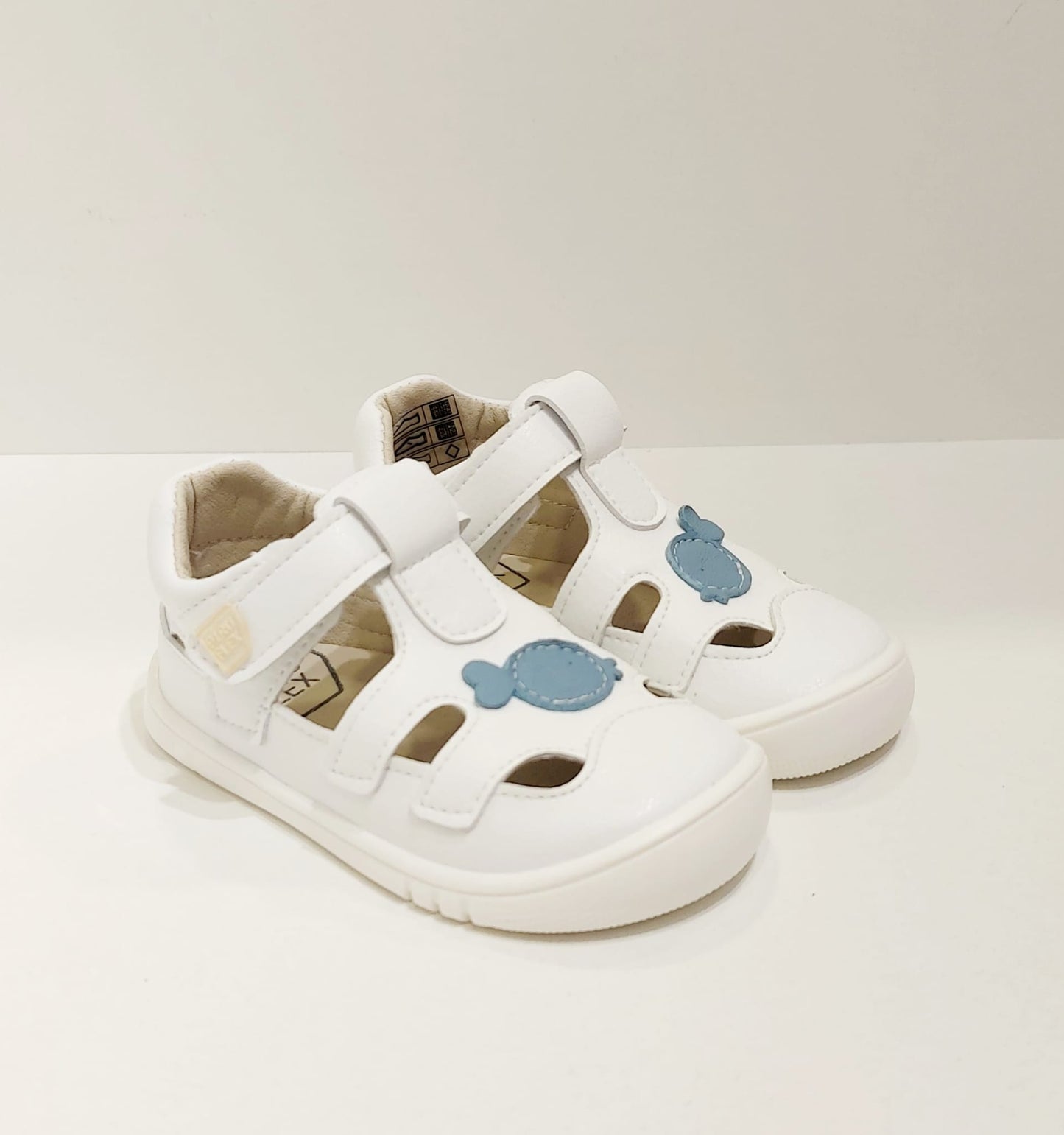 Sandalia Piruflex microfibra blanco y jeans
