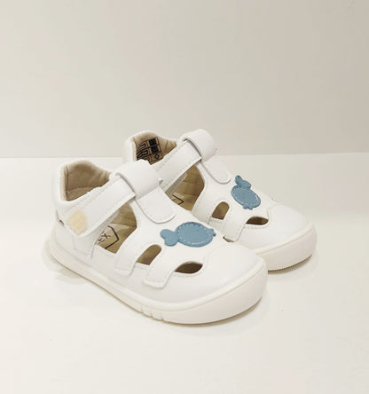 Sandalia Piruflex microfibra blanco y jeans
