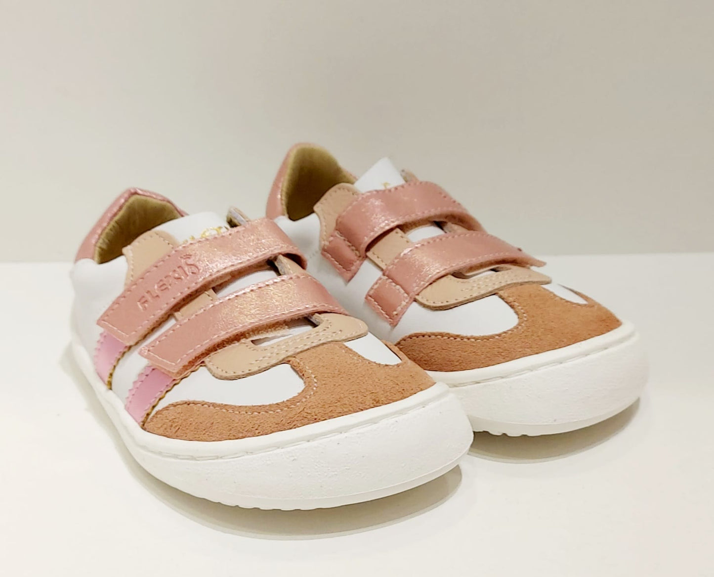 Deportiva serraje blanco y rosa